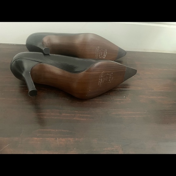 Stuart Weitzman brand new leather pointed toe pump. Size 6. - Picture 6 of 6